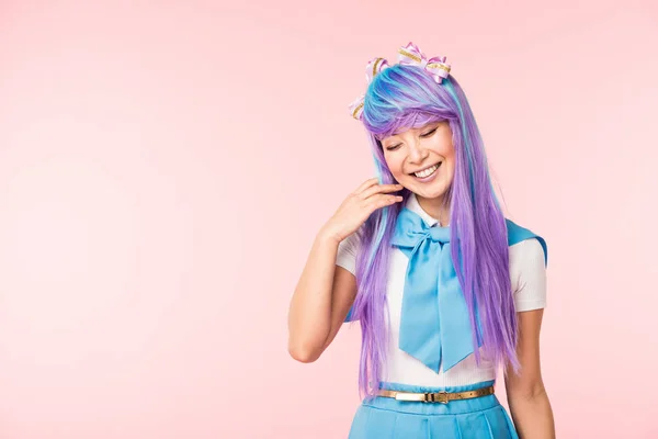 Menina Anime Bonita Peruca Sorrindo Com Olhos Fechados Isolados Rosa — Fotografia de Stock