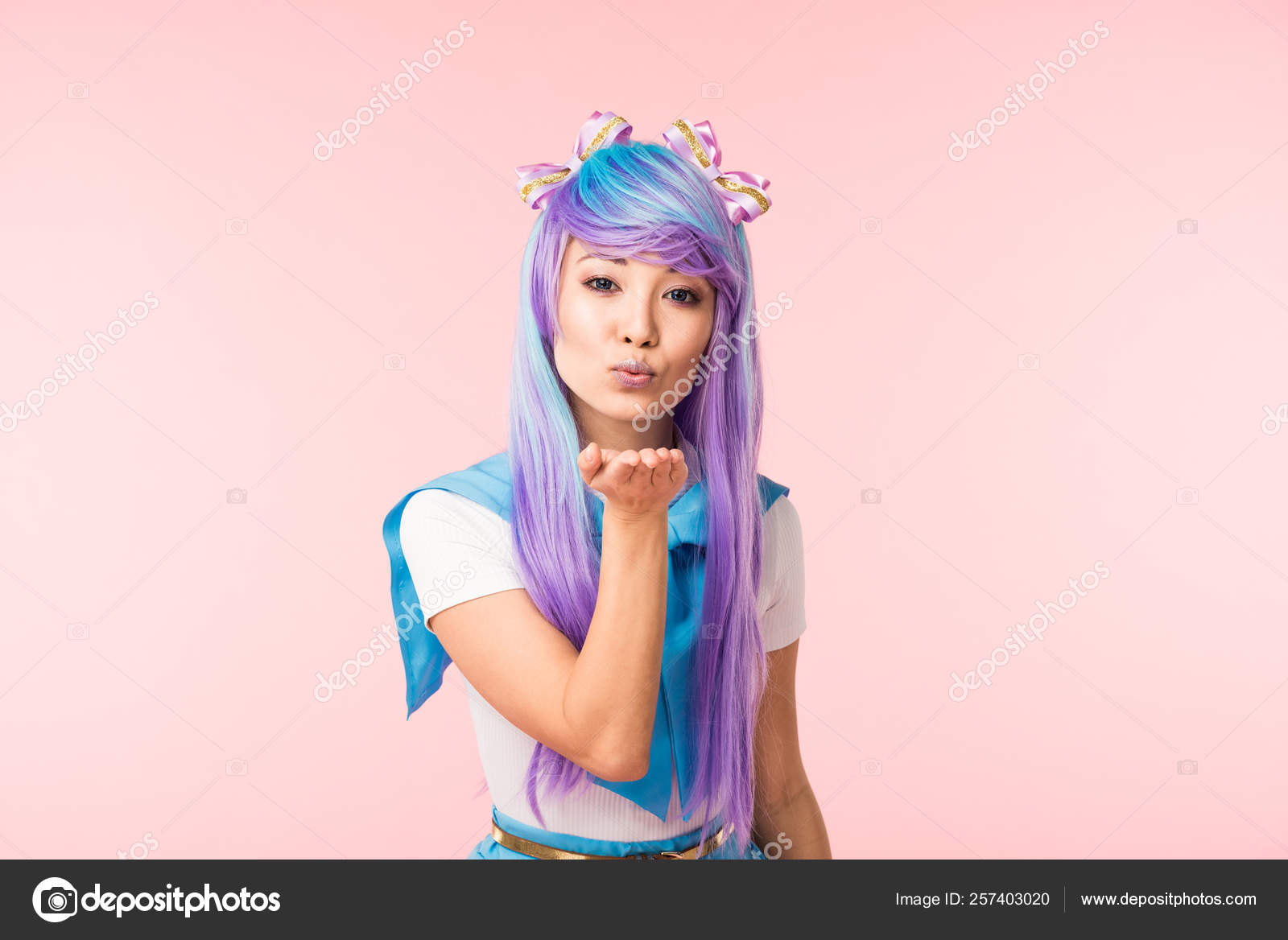 Ásia Anime Menina Roxo Peruca Envio Beijo Isolado Rosa fotos, imagens de ©  AndrewLozovyi #257403020