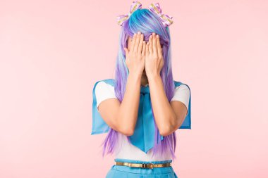 Peruk lu Anime kız pembe ye izole elleri ile gözleri kaplayan