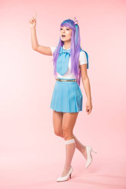 Pembe üzerinde fikir işareti gösteren asya anime kız tam uzunlukta görünümü
