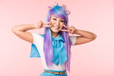 Pembe izole barış işaretleri gösteren mor peruk neşeli asya anime kız