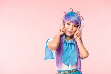 Mor peruk güzel asya anime kız pembe izole barış işaretleri gösteren