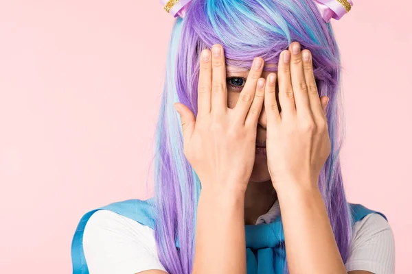 Menina Anime Olhos Cobertura Peruca Com Mãos Isoladas Rosa — Fotografia de Stock