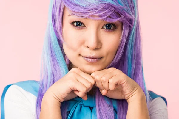 Asiatische Anime Mädchen Perücke Posiert Isoliert Auf Rosa — Stockfoto