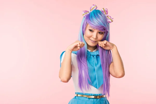 Asiatische Anime Mädchen Perücke Posiert Isoliert Auf Rosa — Stockfoto