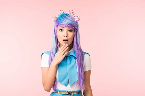 Überrascht Asiatische Anime Mädchen Blick Auf Kamera Auf Rosa — Stockfoto