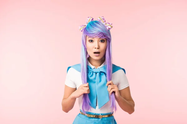 Surpreendido Asiático Anime Menina Olhando Para Câmera Rosa — Fotografia de Stock