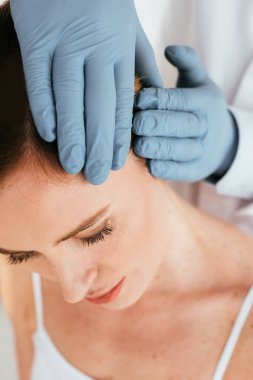 hastanın saç inceleyen lateks eldiven dermatolog kırpılmış görünümü 