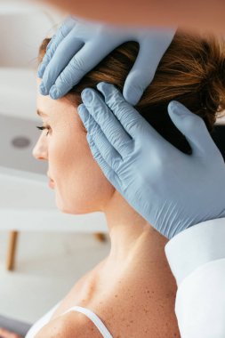 klinikte hastanın saç inceleyen lateks eldiven dermatolog kırpılmış görünümü 