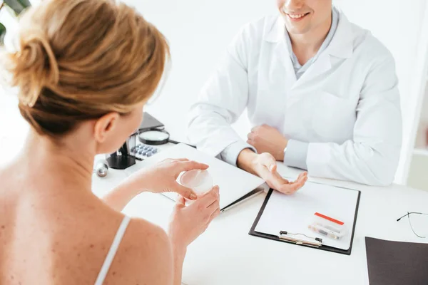 Vista Cortada Mulher Segurando Recipiente Com Creme Facial Perto Médico — Fotografia de Stock