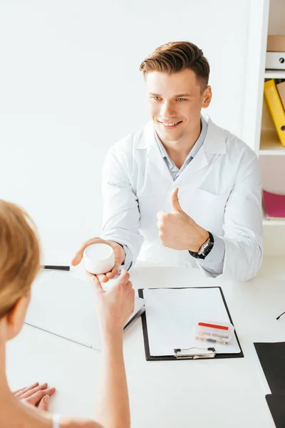 Vista Aérea Del Médico Alegre Dando Crema Facial Paciente Mostrando — Foto de Stock