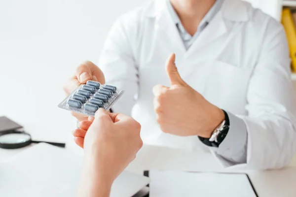 Обрізаний Вид Лікаря Показує Великий Палець Даючи Таблетки Пацієнту — стокове фото