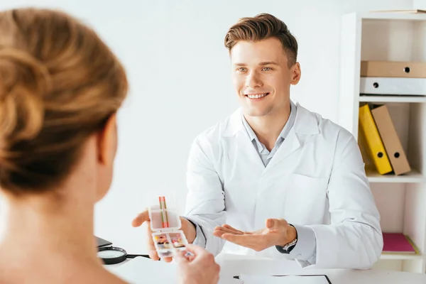 Messa Fuoco Selettiva Del Medico Allegro Gesticolando Mentre Tiene Scatola — Foto Stock