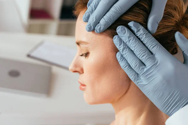 Visão Cortada Dermatologista Luvas Látex Examinando Cabelo Paciente Atraente Clínica — Fotografia de Stock