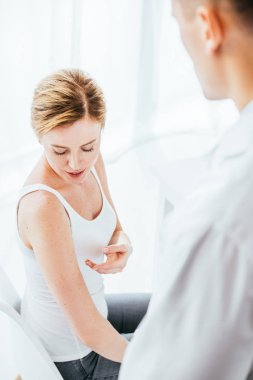 dermatolog yakınında el bakarak güzel kadının seçici odak 