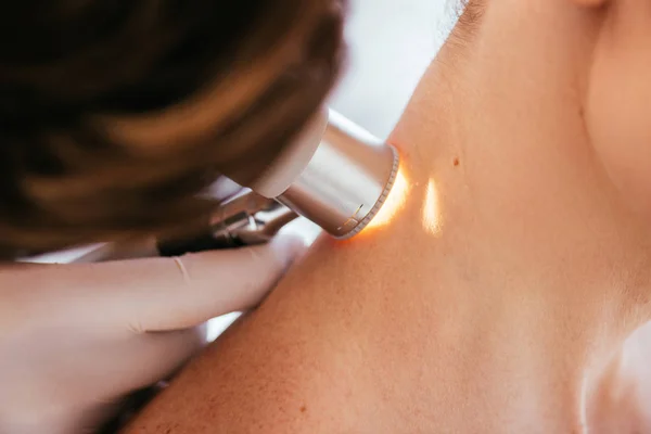 Visão Recortada Dermatologista Segurando Dermatoscópio Enquanto Examina Pescoço Paciente Com — Fotografia de Stock