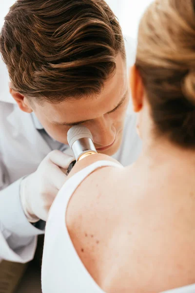Dermatologista Segurando Dermatoscópio Enquanto Examina Paciente Com Doença Pele — Fotografia de Stock
