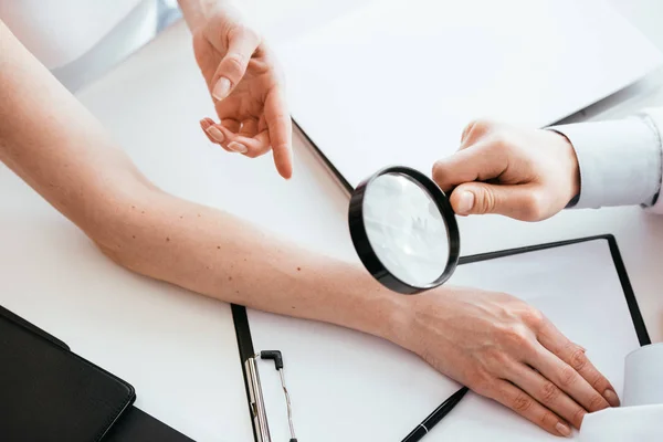 Vista Recortada Mujer Apuntando Con Dedo Lupa Cerca Dermatólogo — Foto de Stock