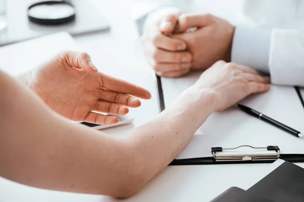 Ausgeschnittene Ansicht Einer Frau Mit Hautkrankheit Der Nähe Eines Hautarztes — Stockfoto