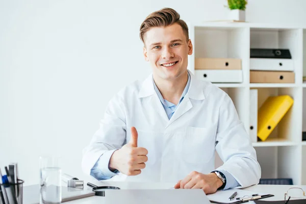 Alegre Médico Bata Blanca Mostrando Pulgar Hacia Arriba Clínica — Foto de Stock