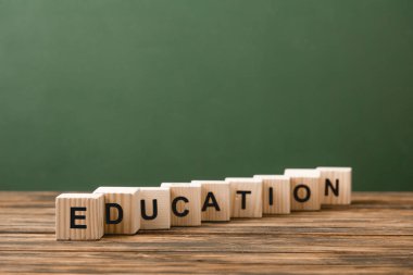 yeşil izole ahşap yüzey üzerinde harfler ile ahşap blokların seçici odak