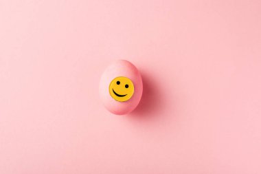 pembe yüzeyüzerinde boyalı paskalya yumurtası üst görünümü