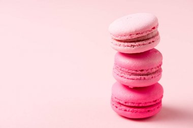 pembe dolgu ile üç renkli lezzetli makarnalar