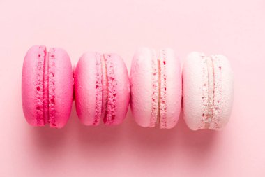 pembe yüzeyüzerinde colorul macarons üst görünümü
