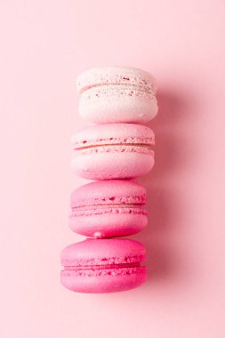 pembe yüzeyüzerinde colorul macarons üst görünümü