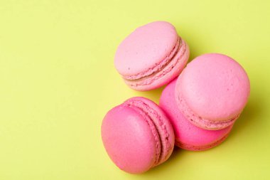 sarı yüzeyüzerinde dolgu ile lezzetli pembe makarnalar