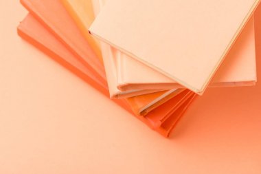 ışık yüzeyinde renkli kitap yığını üst görünümü