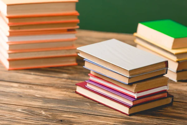 Kleurrijke Hardcover Boeken Houten Oppervlak Geïsoleerd Groen — Stockfoto