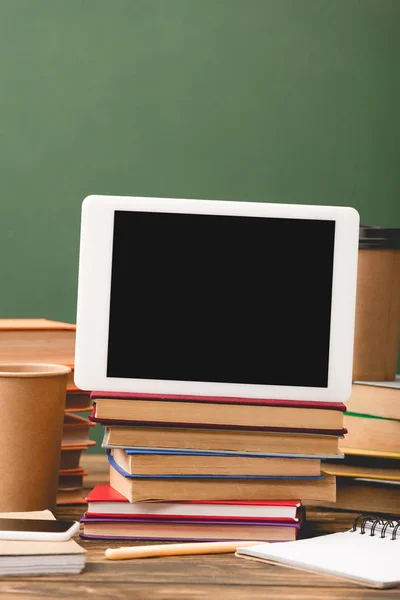 Könyvek Notebookok Toll Eldobható Poharak Smartphone Digitális Tabletta Üres Képernyő — Stock Fotó