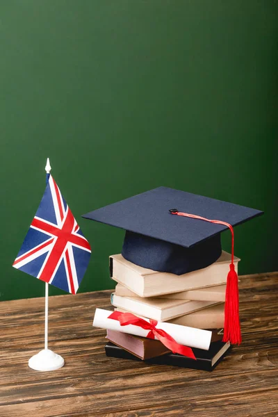 Livros Gorro Acadêmico Diploma Bandeira Britânica Superfície Madeira Verde — Fotografia de Stock