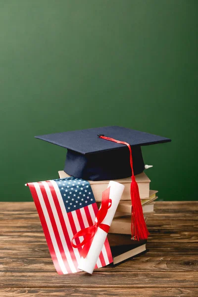 Libri Berretto Accademico Diploma Bandiera Americana Superficie Legno Isolata Verde — Foto Stock