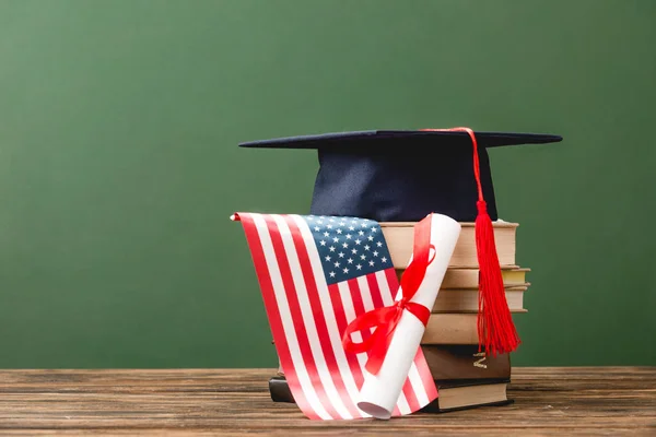 Libros Gorra Académica Diploma Bandera Americana Sobre Superficie Madera Aislada — Foto de Stock
