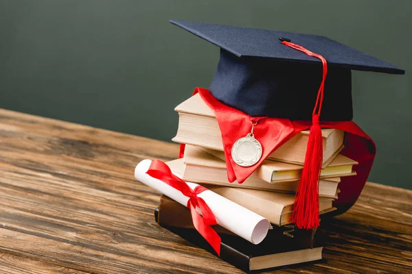 Livros Boné Acadêmico Medalha Diploma Sobre Superfície Madeira Isolada Cinza — Fotografia de Stock