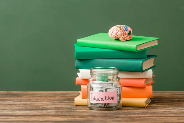 Bücher Sparschwein Und Gehirn Auf Hölzerner Fläche Isoliert Auf Grün — Stockfoto