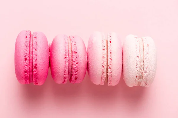 Vista Superior Macarons Colorul Superfície Rosa — Fotografia de Stock