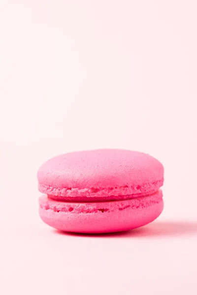 Galleta Macaron Brillante Con Relleno Superficie Rosa — Foto de Stock