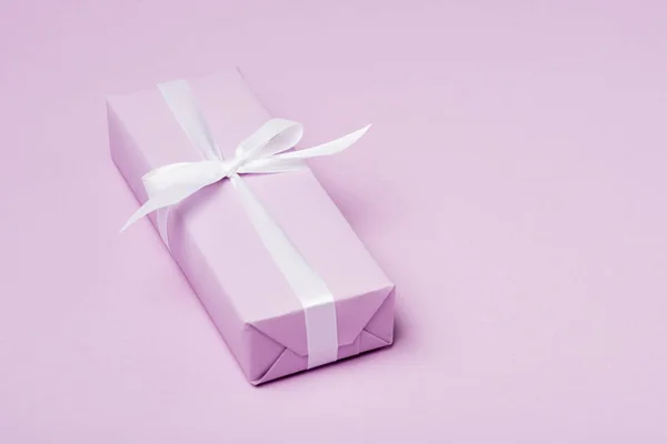 Gift Box White Ribbon Purple Surface — Stock Photo, Image