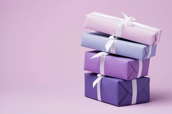 Kleurrijke Geschenkdozen Met Witte Linten Paars Oppervlak — Stockfoto
