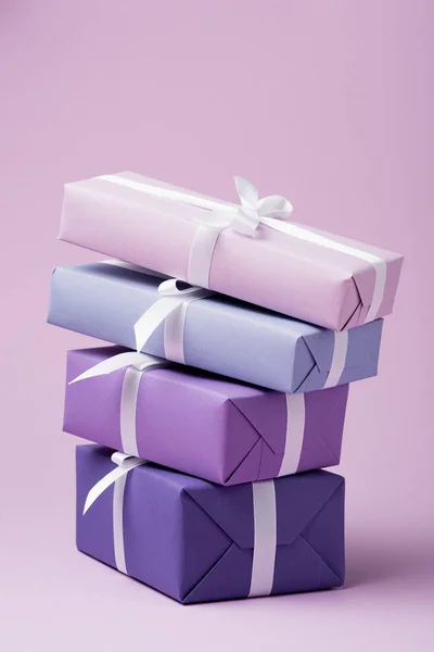 Boîtes Cadeaux Colorées Avec Rubans Blancs Sur Surface Violette — Photo