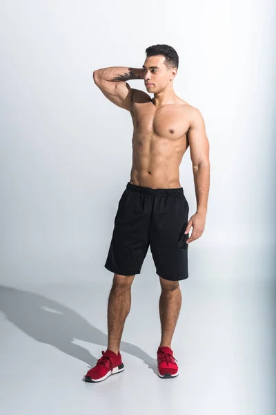 Tampan Sportif Ras Campuran Pria Dalam Celana Pendek Hitam Dan — Stok Foto