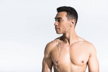 yakışıklı sportif karışık ırk adam müzik dinleme ve beyaz gülümseyen