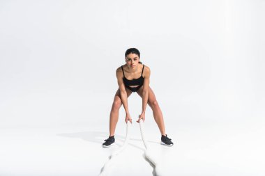 beyaz beyaz halatlar ile güzel sportif afrikalı-amerikalı kız eğitim