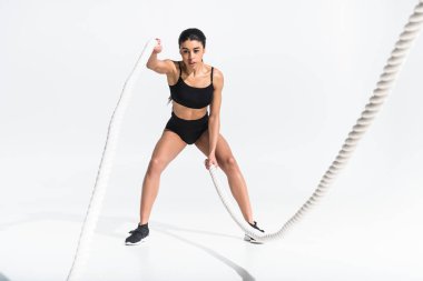 siyah spor sütyen ve spor ayakkabı spor spor kız beyaz halatlar ile eğitim atletik afrikalı-amerikalı kız