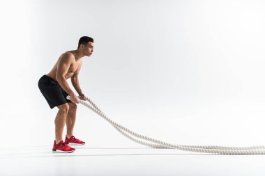 siyah şort ve kırmızı spor ayakkabı lı sportif karışık yarış çırçır adam beyaz ipler tutan