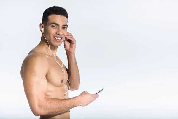 Bonito Atlético Misto Raça Homem Ouvindo Música Fones Ouvido Olhando — Fotografia de Stock