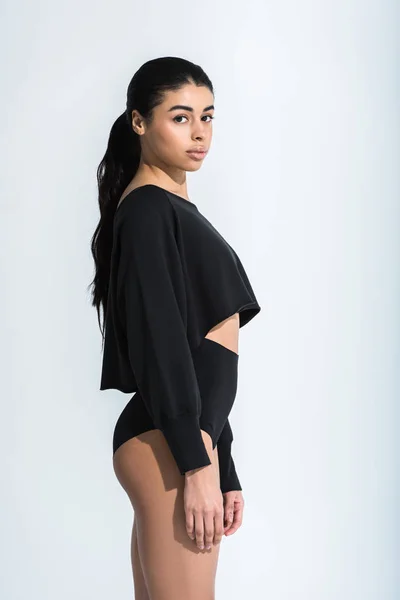 Menina Americana Africana Atraente Sportswear Preto Olhando Para Câmera Branco — Fotografia de Stock